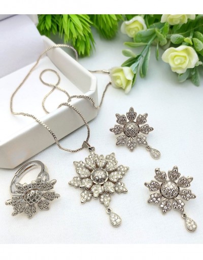 Adorable Floral Design Silver Locket Set